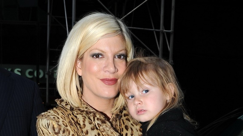 Tori Spelling so Stellou v náručí